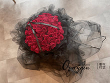 Load image into Gallery viewer, A.522 52/66/77/99 stems red roses bouquet
